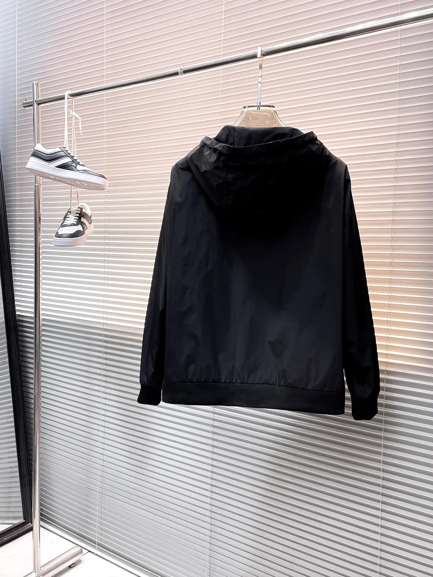 Baibaoli 2026 spring New Arrival jacket, new show product‼ The product is in perfect condition. It is comfortable and warm to wear on both sides. It has all three labels and the color is full and attractive. The design is very outstanding and can easily enhance the fashion sense. The workmanship is extremely sophisticated and rigorous, and the wiring is neat and meticulous! A masterpiece from a famous designer! The upper body does not look bloated and is super handsome! In Stock Sizes：M～XXXL